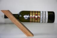 VYPREDANÉ - Stojan na víno drevený na 1 fľašu